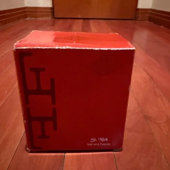 Fitz and Floyd Festive Santa and Reindeer Set salt and pepper shakers - Picture 6 of 6